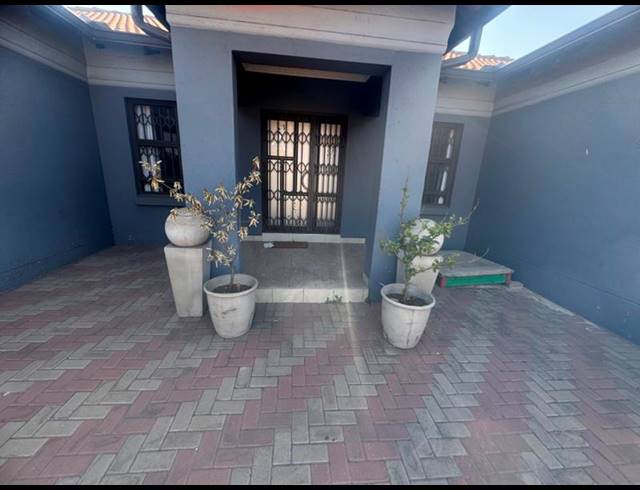 4 BEDROOM HOUSE FOR SALE IN AERORAND